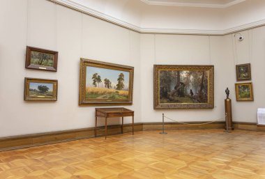 Moskova, Rusya - 07 Haziran 2019: Devlet Tretyakov Galerisi, Rusya'nın Moskova kentinde, Rus güzel sanatının dünyanın önde gelen deposu olan bir sanat galerisidir. Galeri'nin tarihi 1856'da başlar. Sanatçı V.Vasnetsov'un salonu. Koleksiyon - 130.000 sergi 