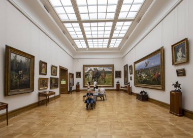 Moskova, Rusya - 07 Haziran 2019: Devlet Tretyakov Galerisi, Rusya'nın Moskova kentinde, Rus güzel sanatının dünyanın önde gelen deposu olan bir sanat galerisidir. Galeri'nin tarihi 1856'da başlar. Sanatçı V.Vasnetsov'un salonu. Koleksiyon - 130.000 sergi 