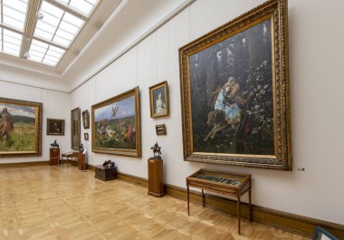 Moskova, Rusya - 07 Haziran 2019: Devlet Tretyakov Galerisi, Rusya'nın Moskova kentinde, Rus güzel sanatının dünyanın önde gelen deposu olan bir sanat galerisidir. Galeri'nin tarihi 1856'da başlar. Sanatçı V.Vasnetsov'un salonu. Koleksiyon - 130.000 sergi 