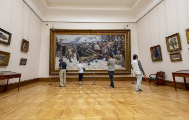 Moskova, Rusya - 07 Haziran 2019: Devlet Tretyakov Galerisi, Rusya'nın Moskova kentinde, Rus güzel sanatının dünyanın önde gelen deposu olan bir sanat galerisidir. Galeri'nin tarihi 1856'da başlar. Sanatçı V.Vasnetsov'un salonu. Koleksiyon - 130.000 sergi 