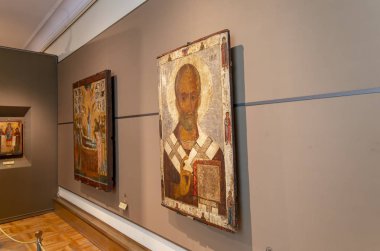 Moskova, Rusya - 07 Haziran 2019: Devlet Tretyakov Galerisi, Rusya'nın Moskova kentinde, Rus güzel sanatının dünyanın önde gelen deposu olan bir sanat galerisidir. Galeri'nin tarihi 1856'da başlar. Sanatçı V.Vasnetsov'un salonu. Koleksiyon - 130.000 sergi 