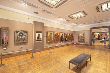 Moskova, Rusya - 07 Haziran 2019: Devlet Tretyakov Galerisi, Rusya'nın Moskova kentinde, Rus güzel sanatının dünyanın önde gelen deposu olan bir sanat galerisidir. Galeri'nin tarihi 1856'da başlar. Sanatçı V.Vasnetsov'un salonu. Koleksiyon - 130.000 sergi 