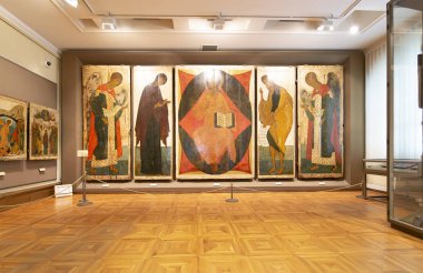 Moskova, Rusya - 07 Haziran 2019: Devlet Tretyakov Galerisi, Rusya'nın Moskova kentinde, Rus güzel sanatının dünyanın önde gelen deposu olan bir sanat galerisidir. Galeri'nin tarihi 1856'da başlar. Sanatçı V.Vasnetsov'un salonu. Koleksiyon - 130.000 sergi 