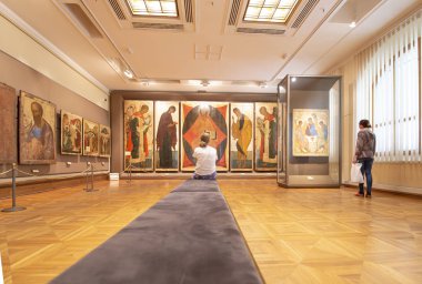 Moskova, Rusya - 07 Haziran 2019: Devlet Tretyakov Galerisi, Rusya'nın Moskova kentinde, Rus güzel sanatının dünyanın önde gelen deposu olan bir sanat galerisidir. Galeri'nin tarihi 1856'da başlar. Sanatçı V.Vasnetsov'un salonu. Koleksiyon - 130.000 sergi 