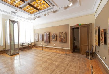 Moskova, Rusya - 07 Haziran 2019: Devlet Tretyakov Galerisi, Rusya'nın Moskova kentinde, Rus güzel sanatının dünyanın önde gelen deposu olan bir sanat galerisidir. Galeri'nin tarihi 1856'da başlar. Sanatçı V.Vasnetsov'un salonu. Koleksiyon - 130.000 sergi 