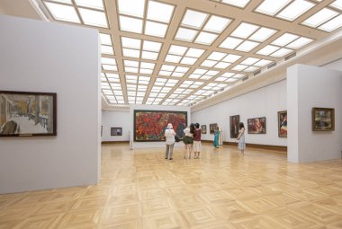Moskova, Rusya - 07 Haziran 2019: Devlet Tretyakov Galerisi, Rusya'nın Moskova kentinde, Rus güzel sanatının dünyanın önde gelen deposu olan bir sanat galerisidir. Galeri'nin tarihi 1856'da başlar. Sanatçı V.Vasnetsov'un salonu. Koleksiyon - 130.000 sergi 