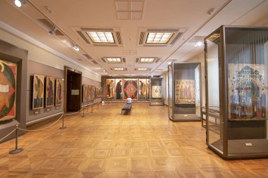 Moskova, Rusya - 07 Haziran 2019: Devlet Tretyakov Galerisi, Rusya'nın Moskova kentinde, Rus güzel sanatının dünyanın önde gelen deposu olan bir sanat galerisidir. Galeri'nin tarihi 1856'da başlar. Sanatçı V.Vasnetsov'un salonu. Koleksiyon - 130.000 sergi 