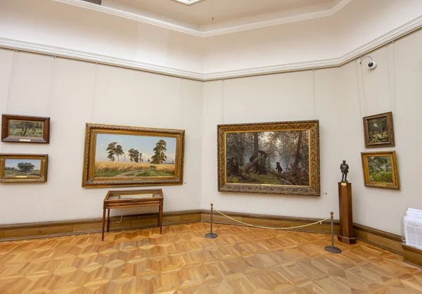 Moskova, Rusya - 07 Haziran 2019: Devlet Tretyakov Galerisi, Rusya'nın Moskova kentinde, Rus güzel sanatının dünyanın önde gelen deposu olan bir sanat galerisidir. Galeri'nin tarihi 1856'da başlar. Sanatçı V.Vasnetsov'un salonu. Koleksiyon - 130.000 sergi 