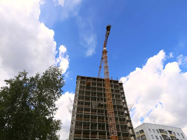 Meerverdiepingen Tellend Gebouw Aanbouw Nieuw Wooncomplex Bouwplaats Bij Renovatieprogramma Wijk — Stockfoto