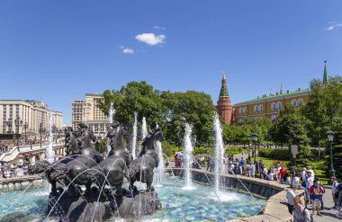 Moskova, Rusya - 15 Haziran 2018: Kremlin yakınlarındaki Alexandrovsky bahçesinde dört mevsim (çeşme) heykel. Moskova, Rusya (gün)      