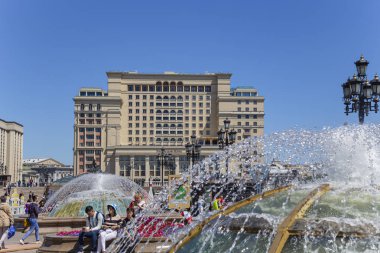 Moskova, Rusya - 15 Haziran 2018: Manege Meydanı'ndan Four Seasons Oteli Cephesi (Hotel Moskva). Moskova, Rusya Federasyonu  