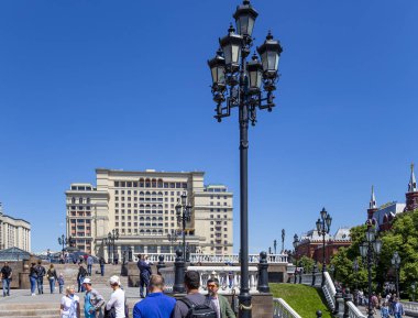 Moskova, Rusya - 15 Haziran 2018: Manege Meydanı'ndan Four Seasons Oteli Cephesi (Hotel Moskva). Moskova, Rusya Federasyonu  