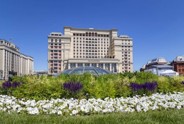 Facade of Four Seasons hotel (Hotel Moskva) from Manege Square. Moskova, Rusya Federasyonu  