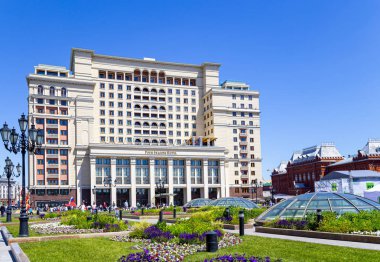 Moskova, Rusya - 15 Haziran 2018: Manege Meydanı'ndan Four Seasons Oteli Cephesi (Hotel Moskva). Moskova, Rusya Federasyonu  