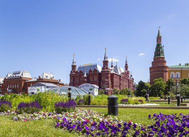 Moskova, Rusya - 15 Haziran 2018: Kremlin yakınlarındaki Manege Meydanı. Moskova, Rusya (gün)   