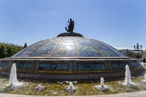 在俄罗斯莫斯科马内格广场上 由莫斯科的赞助人圣乔治的雕像加冕的玻璃杯 莫斯科市中心的美丽景色 — 图库照片