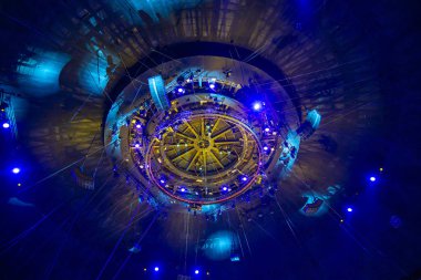 Sahne ışıkları. Konser ışığı (Sirk aydınlatma). Sirkin kubbesinin altında  