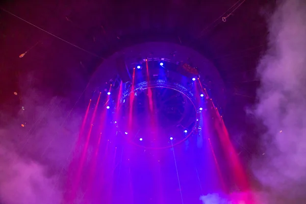 舞台灯 音乐会灯 圆形照明 在马戏团的圆顶下 — 图库照片