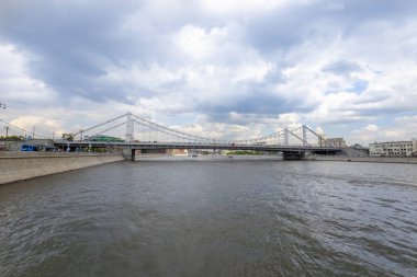 Moskow (Moskva) Nehri ve Krymsky Köprüsü veya Kırım Köprüsü, Rusya (gün)  