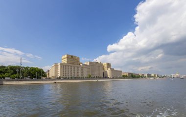 Rusya Federasyonu Savunma Bakanlığı'nın (Minoboron) ana binası, Rus Silahlı Kuvvetleri ve Moskva Nehri'nin yönetim organıdır. Moskova, Rusya Federasyonu  