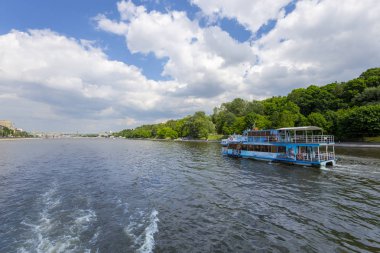 Moskova, Rusya 23 Mayıs 2018: Moskva Nehri ve dolgular (turistik zevk teknesinden görünüm). Moskova, Rusya Federasyonu  