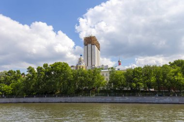 Rusya Bilimler Akademisi ve Moskva Nehri Prezidyum binası, Moskova, Rusya. Bir turist zevk tekneçekim 