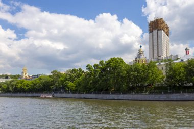 Rusya Bilimler Akademisi ve Moskva Nehri Prezidyum binası, Moskova, Rusya. Bir turist zevk tekneçekim 