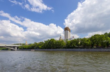 Rusya Bilimler Akademisi ve Moskva Nehri Prezidyum binası, Moskova, Rusya. Bir turist zevk tekneçekim 