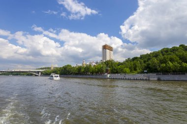 Rusya Bilimler Akademisi ve Moskva Nehri Prezidyum binası, Moskova, Rusya. Bir turist zevk tekneçekim 