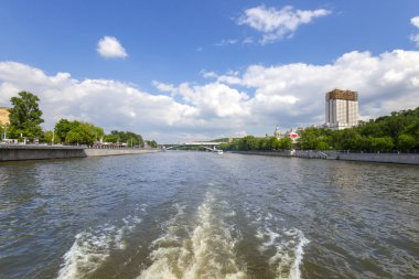Moskova, Rusya 23 Mayıs 2018: Rusya Bilimler Akademisi ve Moskva Nehri Prezidyumunun inşası, Moskova, Rusya. Bir turist zevk tekneçekim 