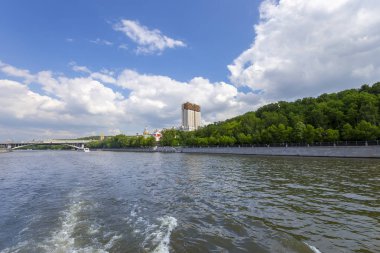 Rusya Bilimler Akademisi ve Moskva Nehri Prezidyum binası, Moskova, Rusya. Bir turist zevk tekneçekim 