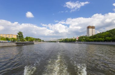 Rusya Bilimler Akademisi ve Moskva Nehri Prezidyum binası, Moskova, Rusya. Bir turist zevk tekneçekim 