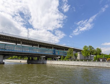 Luzhnetskaya Köprüsü (Metro Köprüsü) ve Moskva Nehri, Moskova, Rusya. Turistik zevk teknesinden görünüm      
