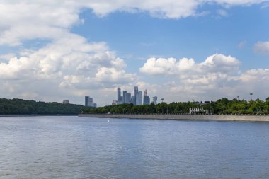 Gökdelenler Moskova şehir kompleksinin görünümü. Rusya. Bir turist zevk tekneçekim        