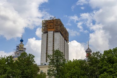 Rusya Bilimler Akademisi Prezidyumu binası, Moskova, Rusya. Bir turist zevk tekneçekim     