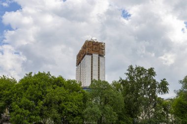 Rusya Bilimler Akademisi Prezidyumu binası, Moskova, Rusya. Bir turist zevk tekneçekim     