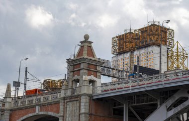 Rusya Bilimler Akademisi Prezidyumu binası, Moskova, Rusya. Bir turist zevk tekneçekim     