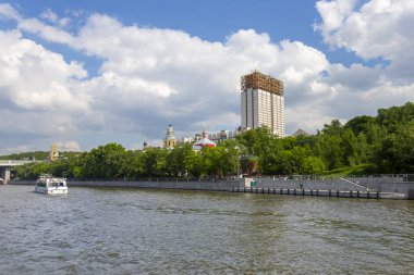 Rusya Bilimler Akademisi ve Moskva Nehri Prezidyum binası, Moskova, Rusya. Bir turist zevk tekneçekim 