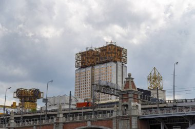 Rusya Bilimler Akademisi Prezidyumu binası, Moskova, Rusya. Bir turist zevk tekneçekim     