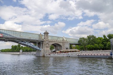 Moskova, Rusya 23 Mayıs 2018: Puşkinsky (Andreevsky) Köprüsü ve Moskva Nehri'nin (gün) manzarası. Moskova, Rusya Federasyonu          