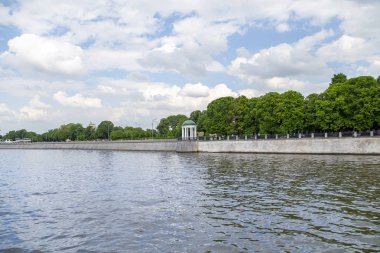 Moskova, Rusya 23 Mayıs 2018: Moskva Nehri ve dolgular (turistik zevk teknesinden görünüm). Moskova, Rusya Federasyonu  