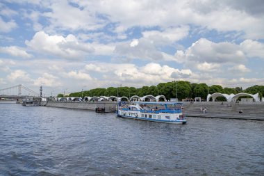Moskova, Rusya 23 Mayıs 2018: Moskva Nehri ve dolgular (turistik zevk teknesinden görünüm). Moskova, Rusya Federasyonu  