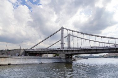 Moskova, Rusya 23 Mayıs 2018: Moskow (Moskva) Nehri ve Krymsky Köprüsü veya Kırım Köprüsü, Rusya (gün)  