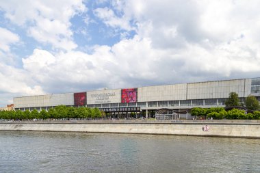 Moskova, Rusya 23 Mayıs 2018: Moskva Nehri ve dolgular (turistik zevk teknesinden görünüm). Moskova, Rusya Federasyonu  