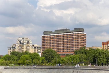 Moskova, Rusya 23 Mayıs 2018: Şehir merkezindeki President Hotel'in görünümü, Moskova'daki Krymskaya Embankment, Rusya. Bir turist zevk tekneçekim     