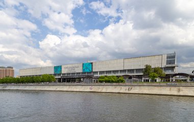 Moskova, Rusya 23 Mayıs 2018: Moskva Nehri ve dolgular (turistik zevk teknesinden görünüm). Moskova, Rusya Federasyonu  