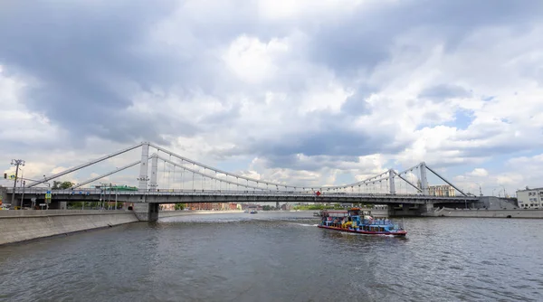 Moskova, Rusya 23 Mayıs 2018: Moskow (Moskva) Nehri ve Krymsky Köprüsü veya Kırım Köprüsü, Rusya (gün)  