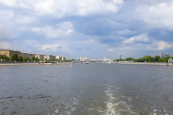 Moskva Nehri ve dolgular (turistik zevk tekne görünümü). Moskova, Rusya Federasyonu  