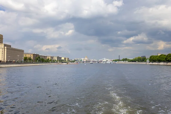 Moskva Nehri ve dolgular (turistik zevk tekne görünümü). Moskova, Rusya Federasyonu  
