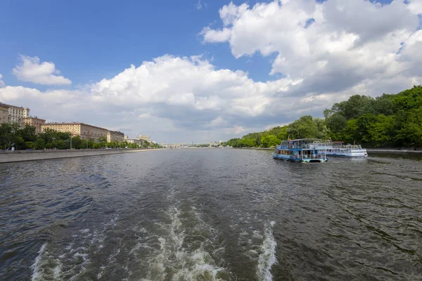 莫斯科 俄罗斯 2018年5月23日 莫斯科河和堤坝 从旅游快艇观看 莫斯科 俄罗斯 — 图库照片